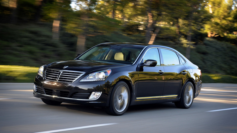 The Hyundai Equus in black on the move, front 3/4 view