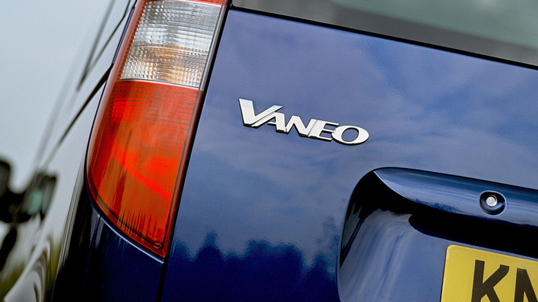 Rear end of Mercedes-Benz Vaneo with the Vaneo logo and part of the left taillight