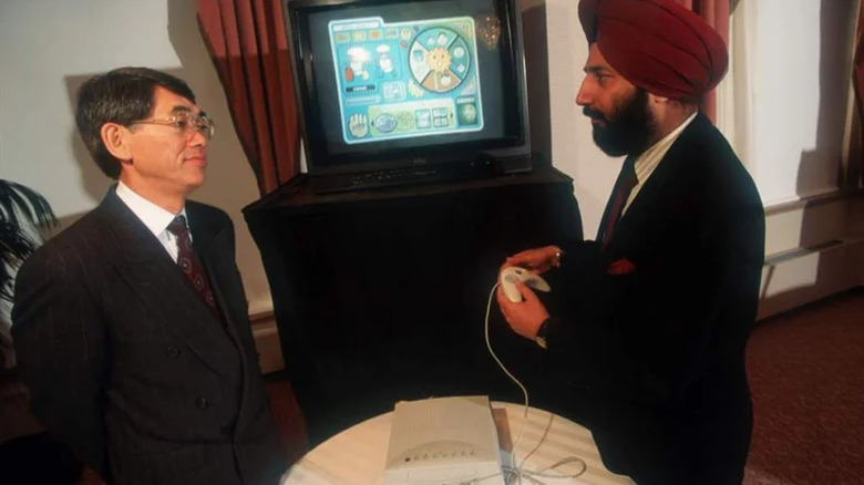 Satjiv Chahil of Apple Inc with the Apple Pippin console 
