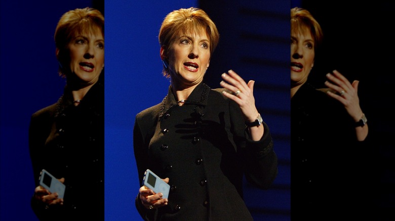 Carly Fiorina shows off the iPod+HP at CES 2004