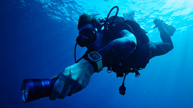 Man diving with Apple smartwatch
