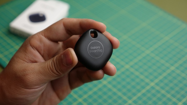person holding samsung smarttag