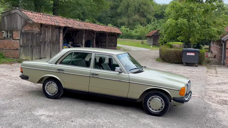 Beige Mercedes-Benz W123 300D