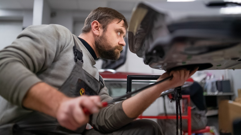 guy fixing dent 