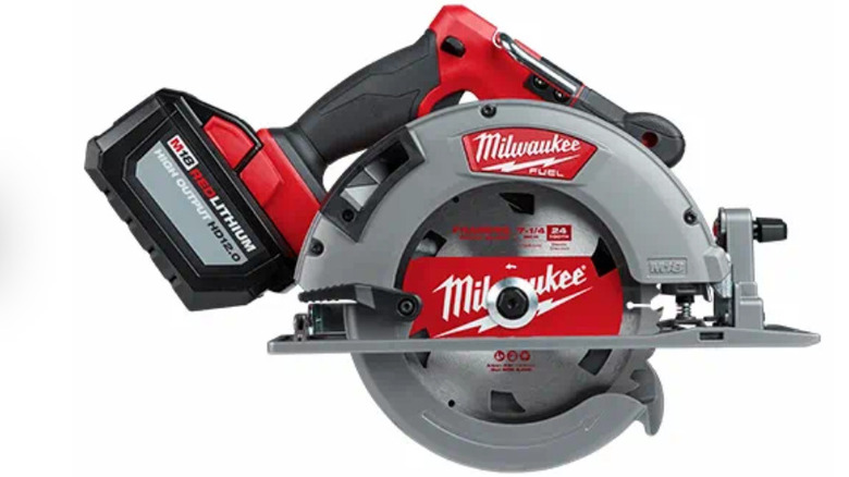 Milwaukee M18 Brushless Cordless 7-1/4" Circular Saw with 6 Ah Battery