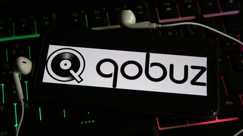 qobuz logo on backlit keyboard with earbuds