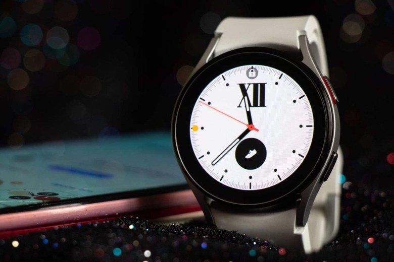 Galaxy Watch4 with white band
