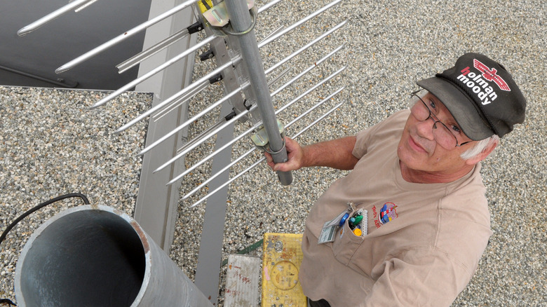 person installing Roof antenna