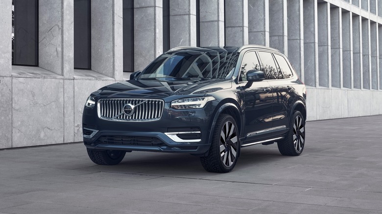 Volvo XC90 in the city