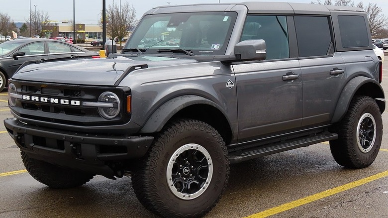 Silver 2022 Ford Bronco Outer Banks edition