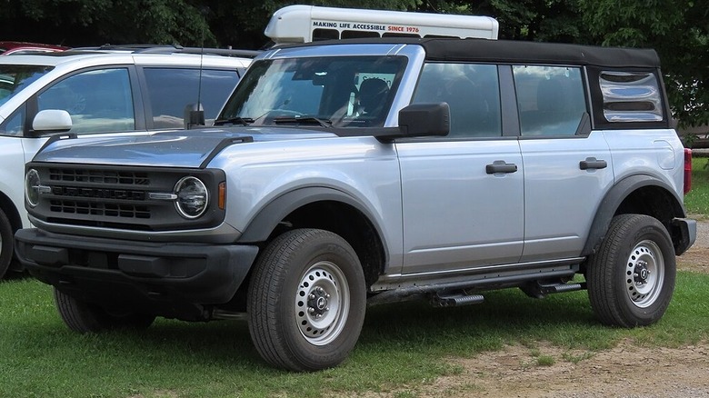 Silver 2023 Ford Bronco base