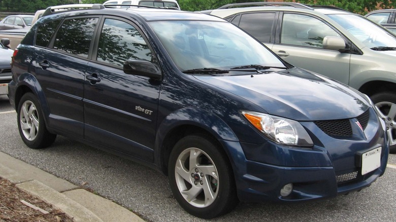 Pontiac Vibe passenger side view