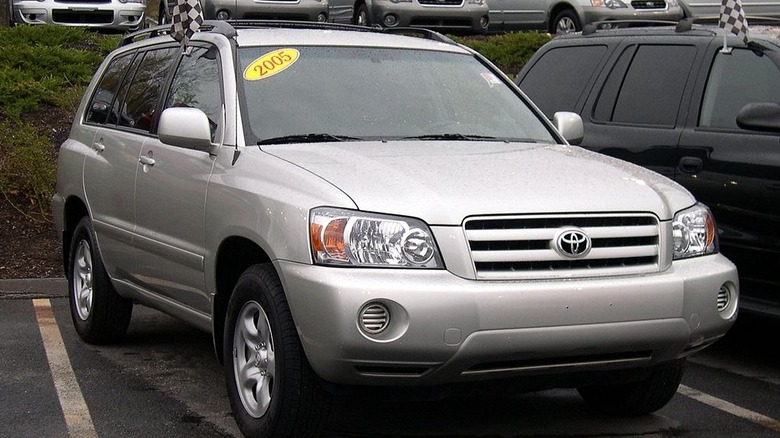 A 2005 Toyota Highlander on a sales lot