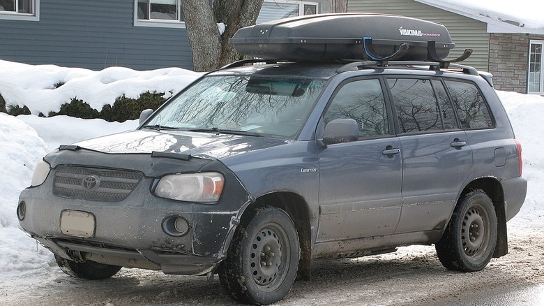 A 2006 Toyota Highlander Hybrid in the snow