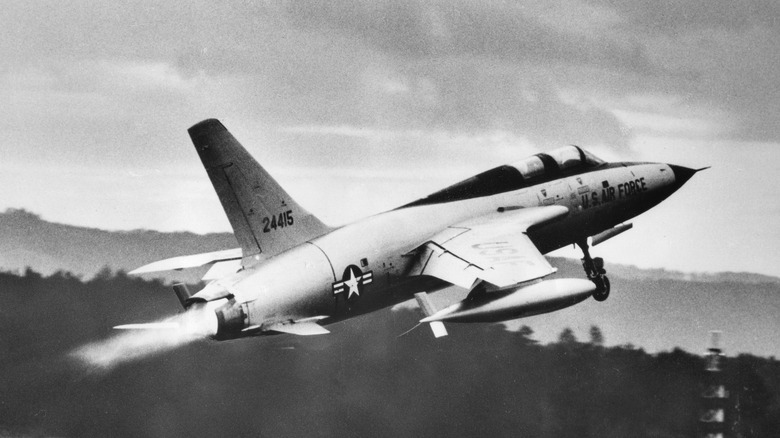 F-105 Thunderchief taking off black and white