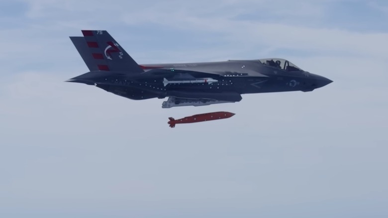 F-35 Deploying Weapon 