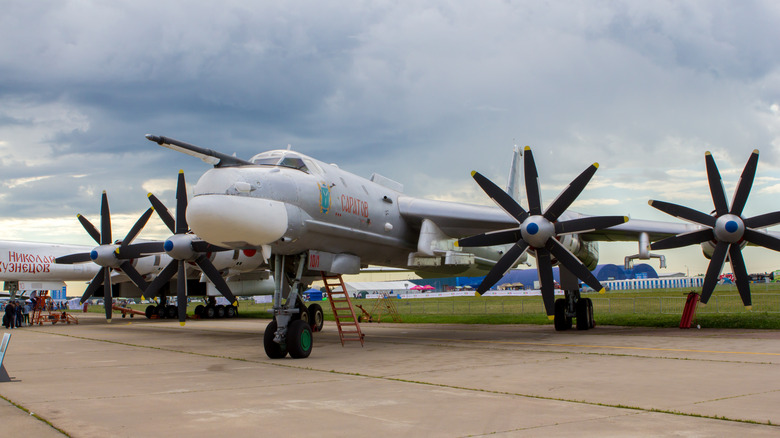 Tu-95 in maintenance 