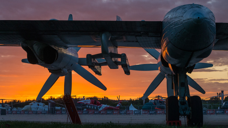 weapon placement under Tu-95 wing