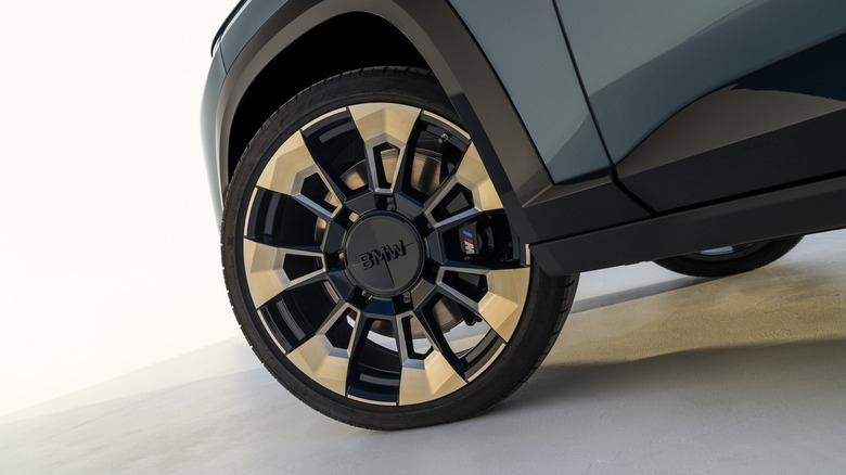 2023 BMW XM gold wheel