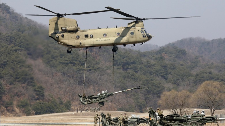 CH-47 Chinook hauling artillery gun