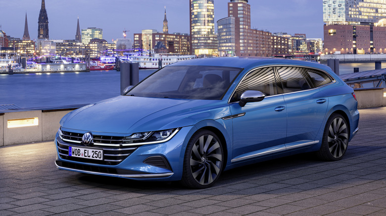 The Volkswagen Arteon Shooting Brake in blue at night, front 3/4 view