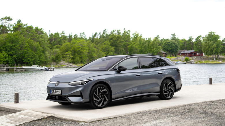 The Volkswagen ID.7 Tourer in gray, front 3/4 view