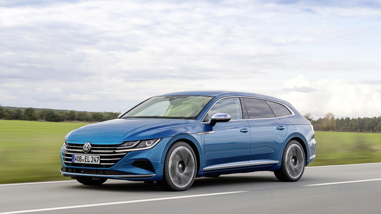 The Volkswagen Arteon Shooting Brake in blue on the move, front 3/4 view