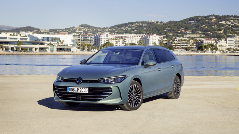 The new Volkswagen Passat Variant in green, front 3/4 view