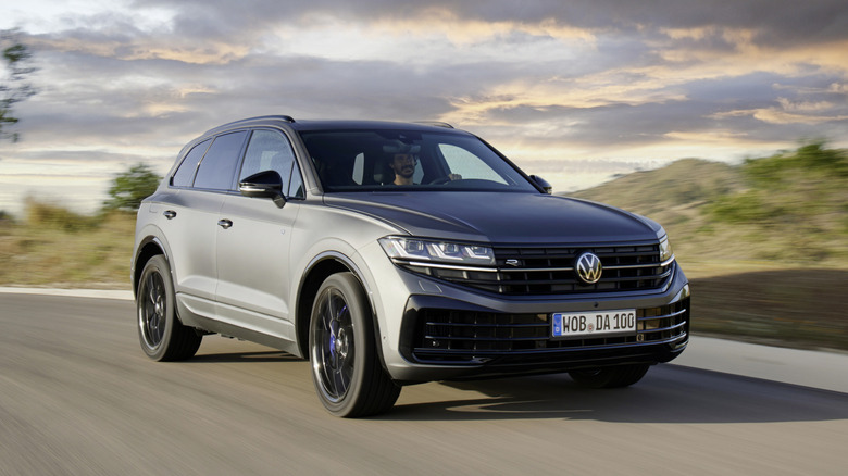 The Volkswagen Touareg R in gray on the move, front 3/4 view