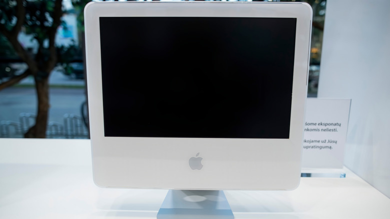 Apple iMac G5 on display