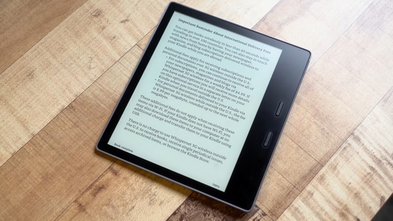 Amazon Kindle Oasis 2016 on wooden surface