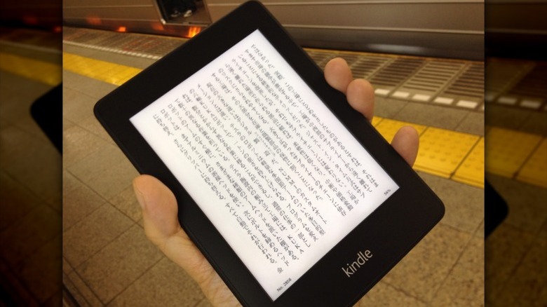 Amazon Kindle Paperwhite displaying Japanese text