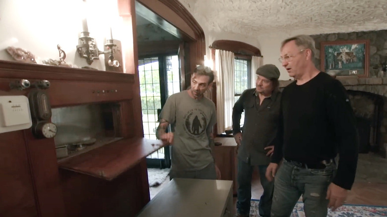 "American Pickers" stars Robbie Wolfe and Jersey Jon Szalay tour the W.J. Moore "smart home."