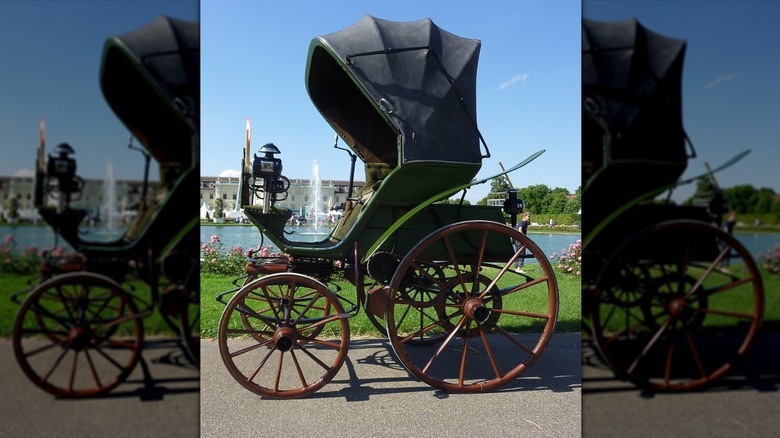 Flocken Elektrowagen parked in front of garden, pond, and palace.