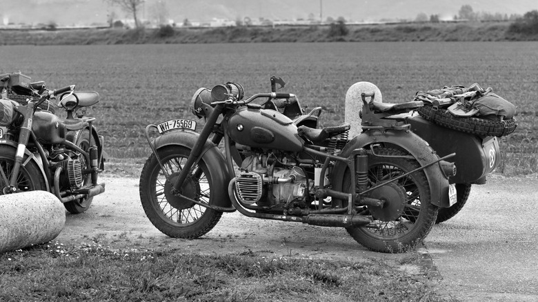 BMW R75 auf Feldweg geparkt