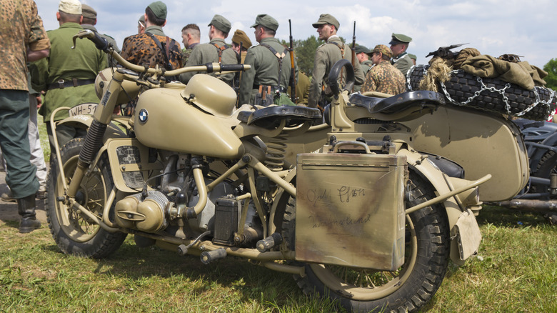 BMW R75 in der Nähe von Soldaten geparkt