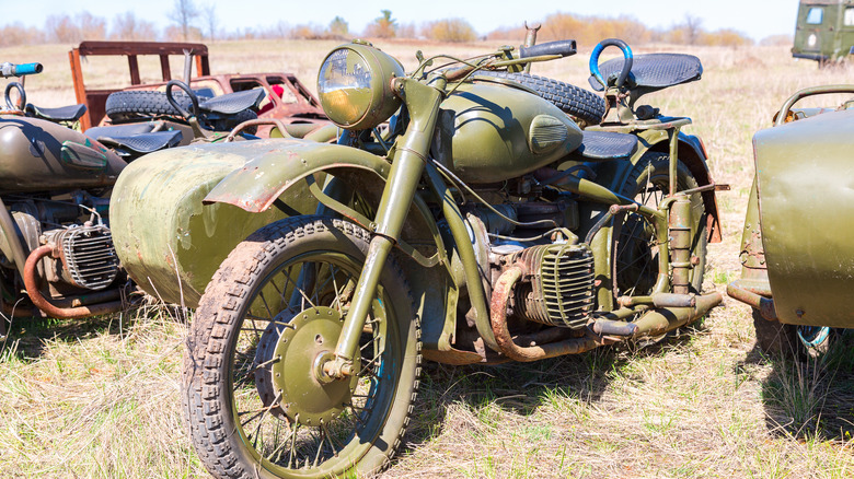 BMW R75 im Feld geparkt