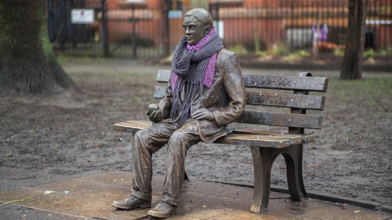 a statue of Alan Turing