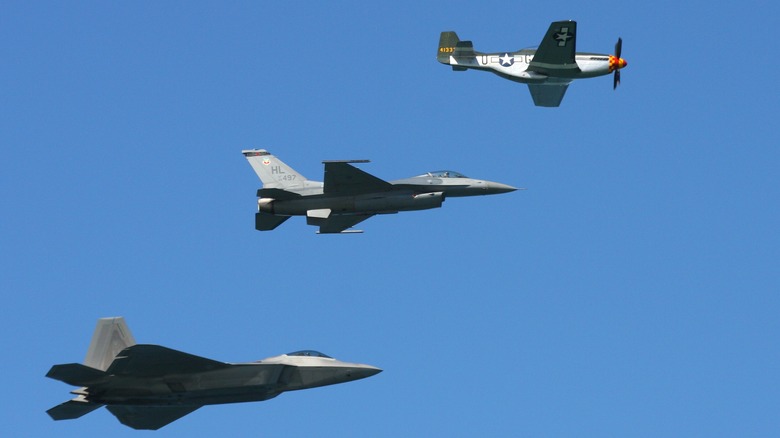 P51 F16 F22 in flight