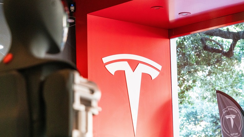 Robot next to Tesla logo