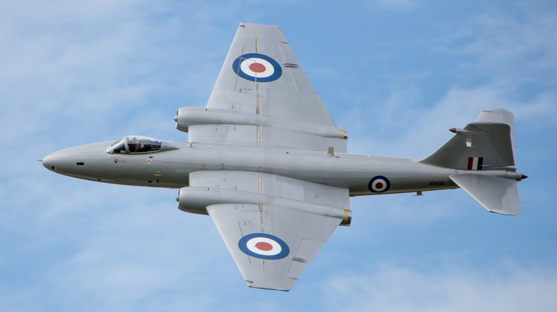 english electric canberra in flight