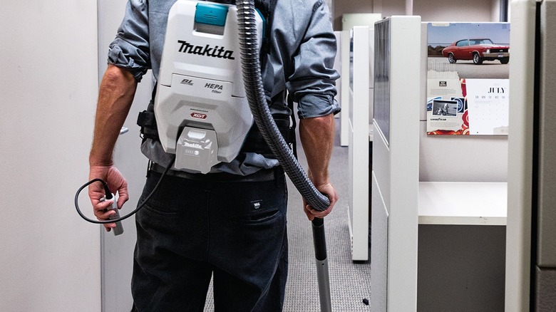 Makita backpack vacuum cleaning