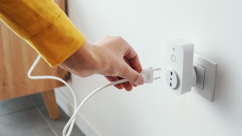outlet with smart plug