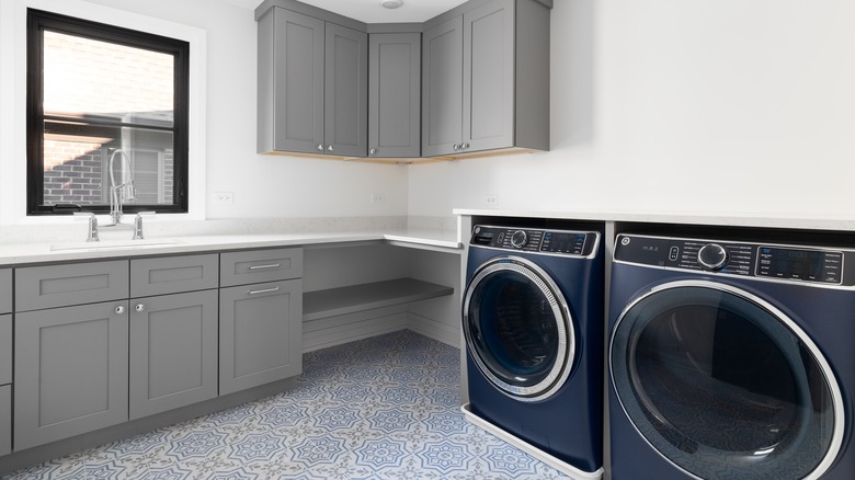 laundry room with a blue washer and dryer