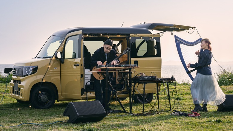 N-VAN behind people playing music