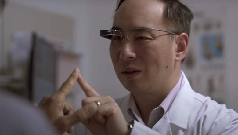 Doctor using Google Glass Enterprise 