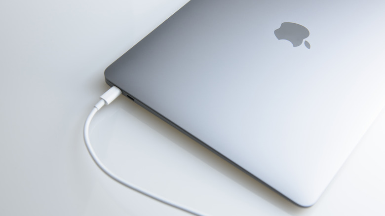 MacBook Air M1 charging