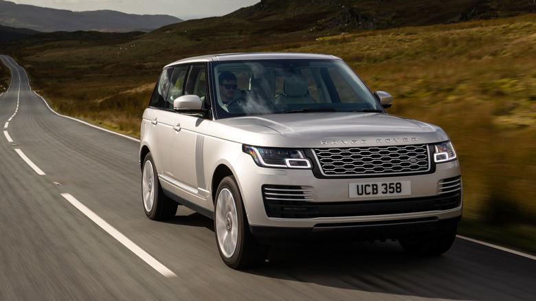 A gray L405 Range Rover on the move, front 3/4 view