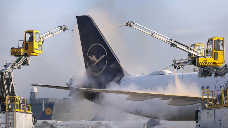 de-icing Lufthansa plane