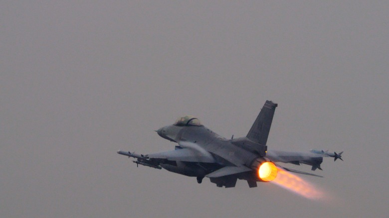 F-16 with its afterburner engaged